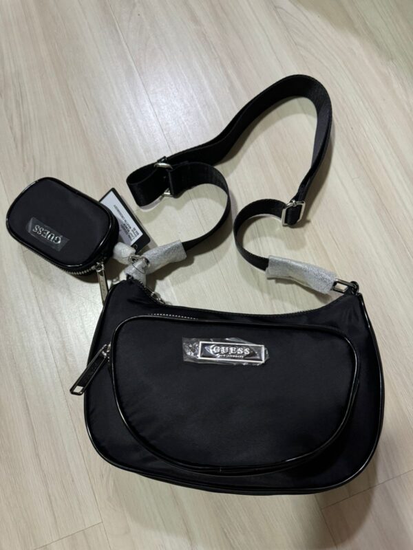 AirPods - AirTag  - Mochila da Guess - Bolsa Guess_ - Imagem 2