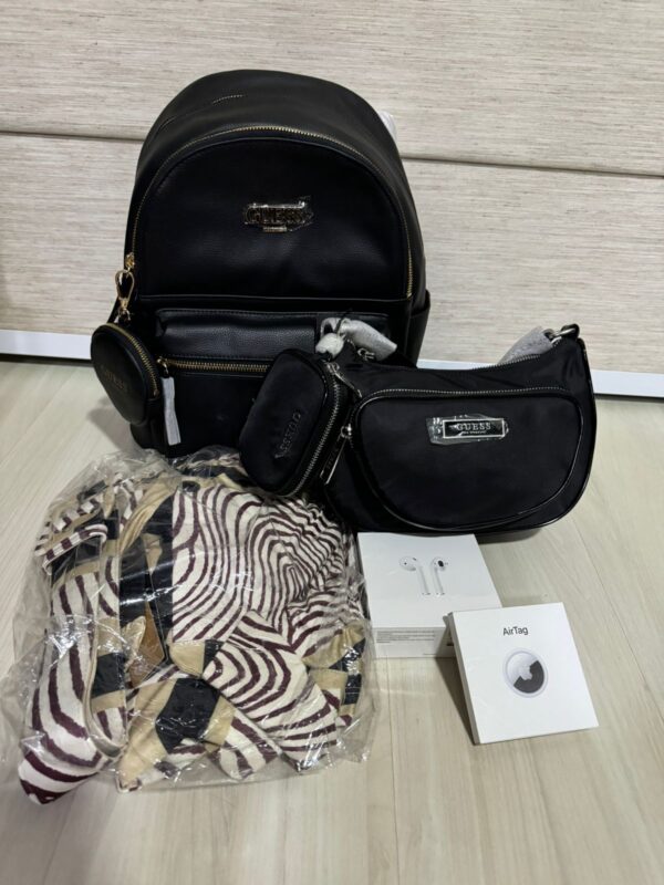 AirPods - AirTag  - Mochila da Guess - Bolsa Guess_