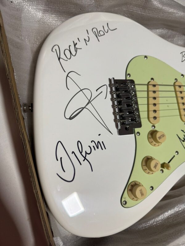 Guitarra do Biquíni Cavadão autografada - Imagem 3