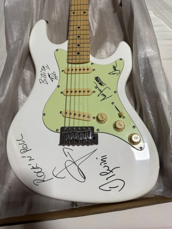 Guitarra do Biquíni Cavadão autografada