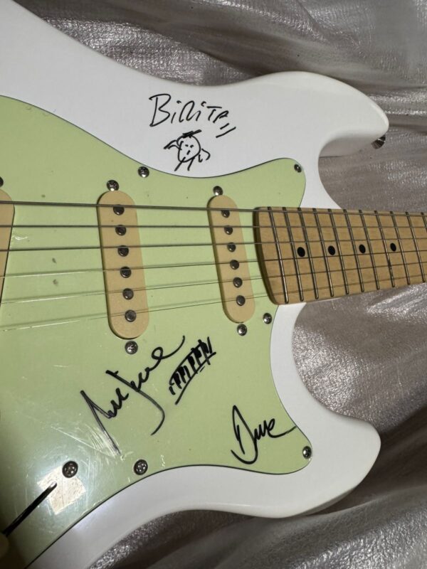 Guitarra do Biquíni Cavadão autografada - Imagem 4